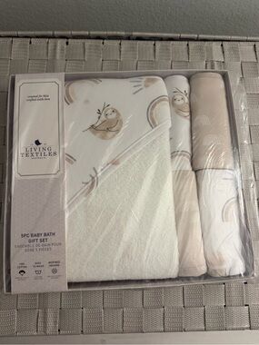 Living Textiles 5-Piece Baby Bath Set in White and Beige